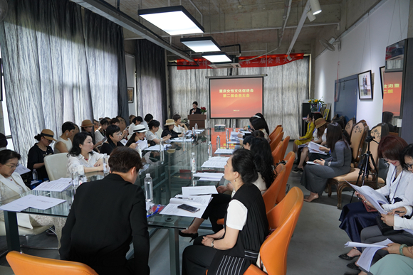 重慶女性文化促進(jìn)會第二屆會員大會舉行 著名服裝設(shè)計師梁明玉連任會長